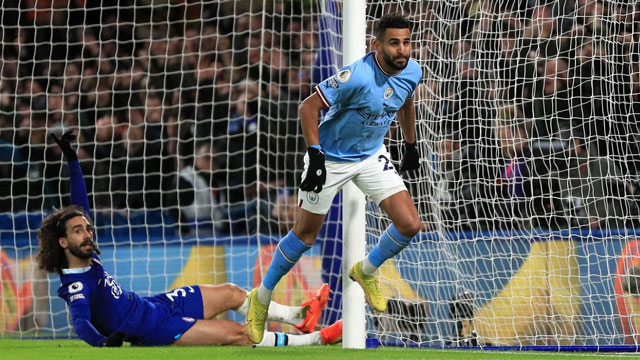 Cầu thủ dự bị Riyad Mahrez của Man City (quần sáng) ghi bàn thắng duy nhất ở trận gặp Chelsea