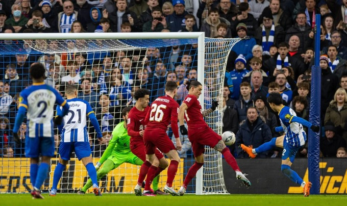 Mitoma ghi một siêu phẩm vào lưới Liverpool