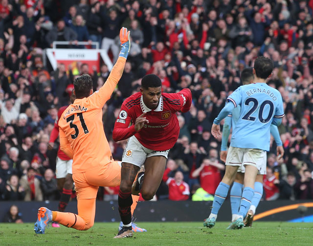 Rashford ghi bàn vào lưới Man City trong trận derby Manchester