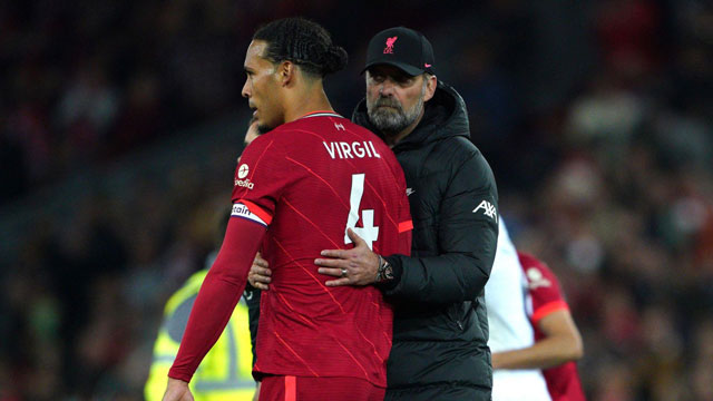 HLV Klopp nhiều khả năng sẽ mất Van Dijk trong nhiều tháng do chấn thương