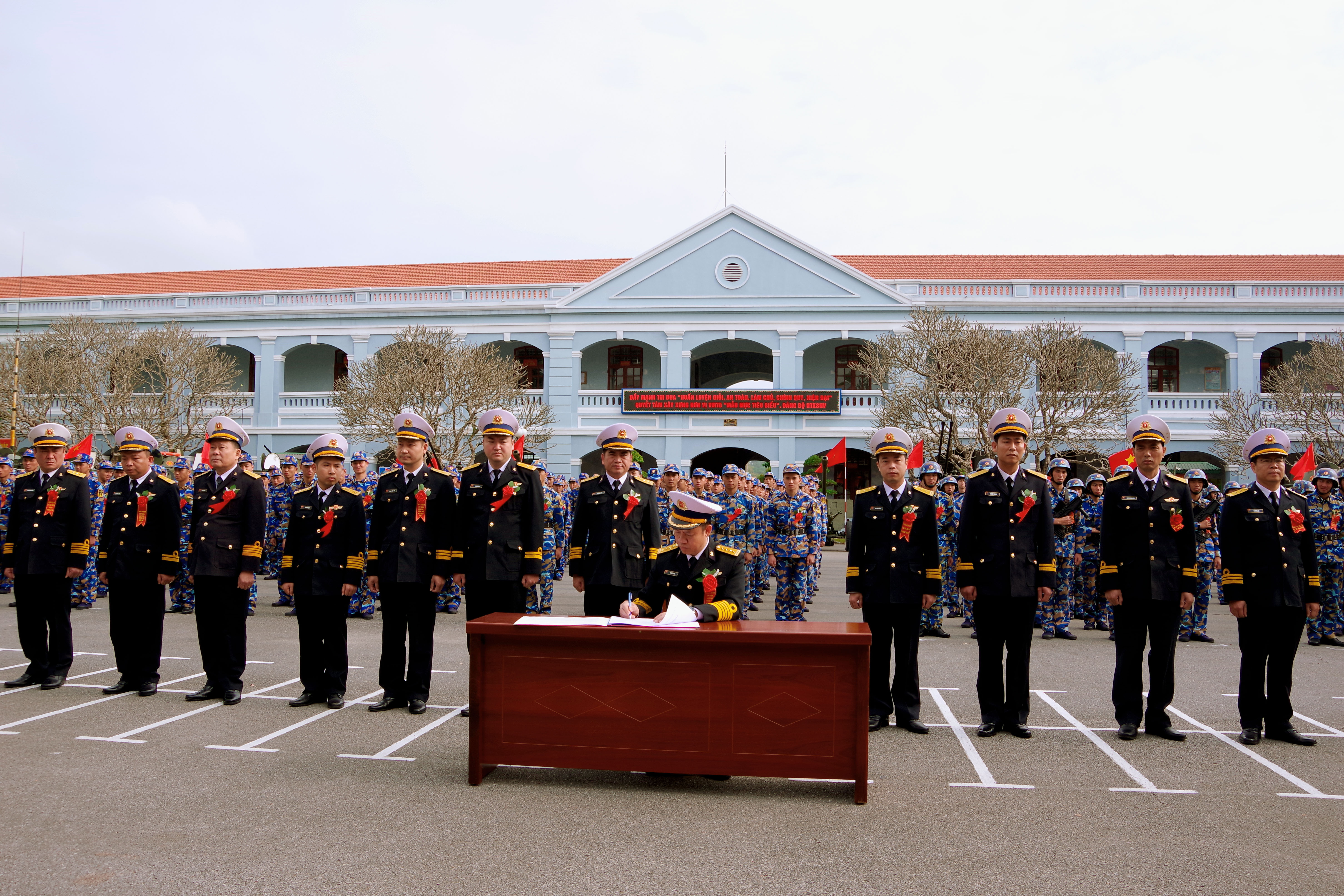 Đại diện các cơ quan, đơn vị ký kết giao ước thi đua trong huấn luyện