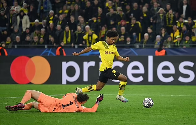 Adeyemi đi bóng qua Kepa để ghi bàn duy nhất trận Dortmund vs Chelsea