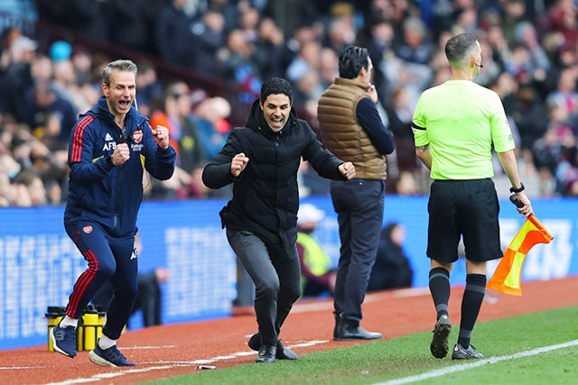 Zinchenko lần đầu ghi bàn  ở Premier League Với cú đá từ ngoài vòng cấm làm tung lưới Aston Villa, chuyên gia chạy cánh trái Oleksandr Zinchenko cuối cùng cũng có bàn thắng đầu tiên ở Premier League. Để làm được điều này, anh đã chơi 92 trận đấu (cho cả Man City lẫn Arsenal) và tung ra tổng cộng 74 cú dứt điểm. Nếu không tính những pha phản lưới, Zinchenko là cầu thủ thứ 13 ghi bàn cho Arsenal ở giải Ngoại hạng Anh kể từ đầu mùa giải.