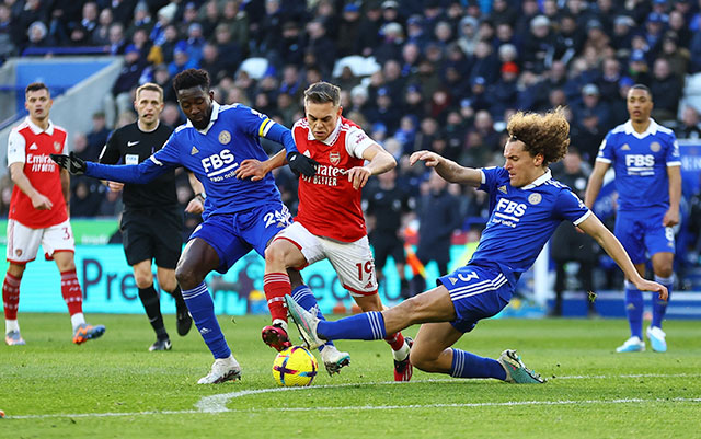 Tân binh mùa Đông Trossard (giữa) tả xung hữu đột trong vòng cây các cầu thủ Leicester mới đây