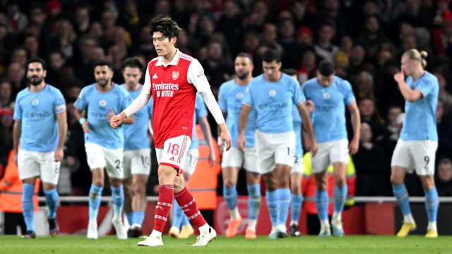 Tomiyasu buồn bã sau khi mắc lỗi dẫn đến tình huống Man City mở tỷ số