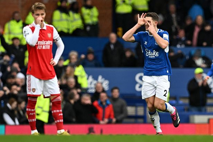 Odegaard đã không kèm nổi Tarkowski trong bàn thua của Arsenal