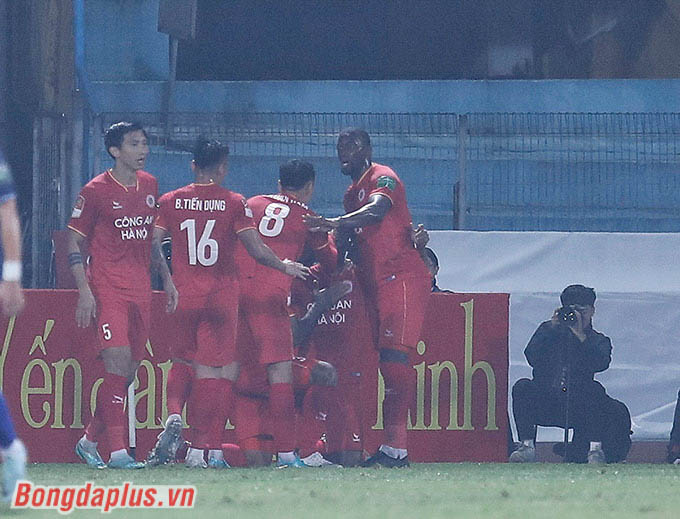 Công an Hà Nội thắng đậm ngày ra quân V.League - Ảnh: Minh Tuấn