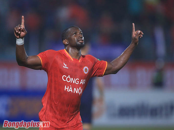 Tsoumou Fred lập hat-trick tại V.League 2023 chỉ trong 13 phút