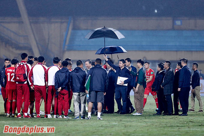 Đại tướng Tô Lâm chúc mừng toàn đội Công an Hà Nội sau màn ra quân thuận lợi ở V.League