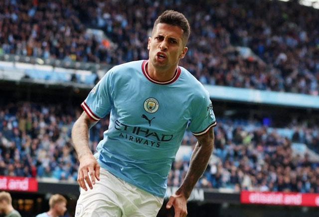 Chỉ vì tỏ thái độ với HLV  Pep Guardiola khi phải ngồi dự bị, Cancelo đã phải rời Man City