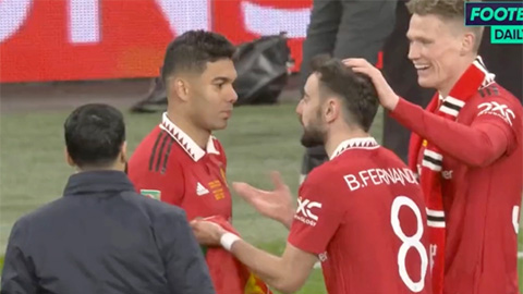 Casemiro 'dằn mặt' Bruno Fernandes buộc đồng đội phải dàn hoà