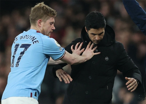 De Bruyne xô đẩy HLV Arteta bên ngoài đường biên