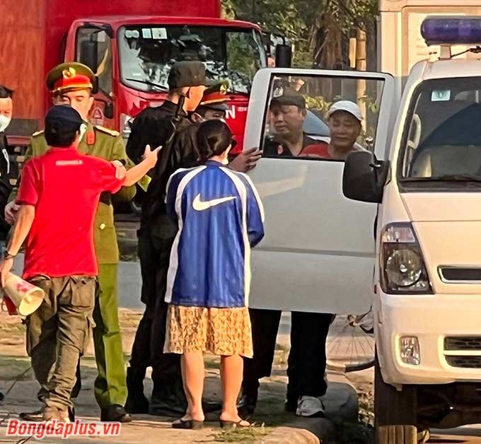 Lực lượng an ninh mời CĐV Hải Phòng mang pháo sáng rời khỏi sân, lên đồn Công an TP Vinh