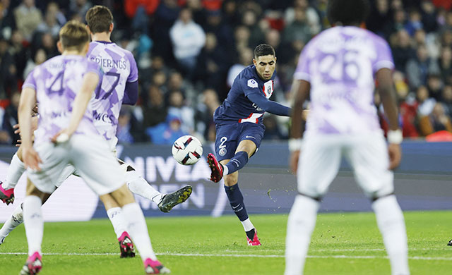 Hakimi dành tặng bàn thắng  cho Mbappe Sau chấn thương đùi ở trận thắng Montpellier 3-1, tiền đạo Mbappe buộc phải nghỉ ngơi khoảng 3 tuần và tất nhiên vắng mặt trước Toulouse. Vì thế, khi ghi bàn gỡ hòa cho PSG, Hakimi đã tặng bàn thắng cho người bạn thân bằng cách ăn mừng giống như cả hai từng làm trước đây. “Kyky là một trong những người quan trọng nhất với tôi. Cậu ấy rất buồn khi phải nghỉ thi đấu. Tôi mong Kyky nhanh bình phục để chúng tôi tiếp tục sát cánh bên nhau”, Hakimi chia sẻ sau trận đấu.