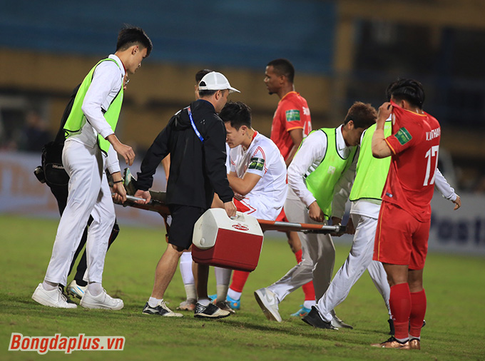 Hoàng Đức chấn thương - Ảnh: Minh Tuấn