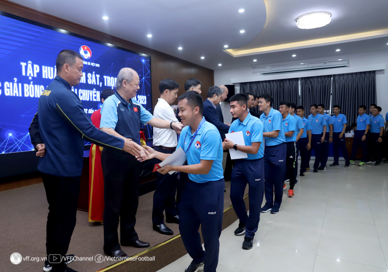 Các trọng tài, giám sát trọng tài của các giải ngoài chuyên nghiệp QG 2023 được giao chứng chỉ làm việc - Ảnh: VFF