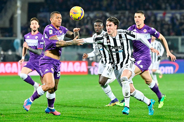 Đang lấy lại phong độ, tiền đạo Vlahovic (phải) sẽ ghi bàn giúp Juve vùi dập Fiorentina