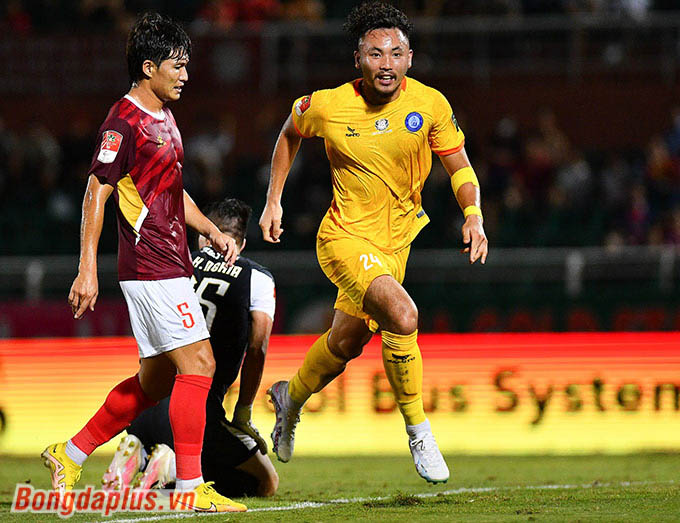 Trước khi trở về V.League chơi bóng, Ryan Ha từng khoác áo câu lạc bộ Is-Selongey tại giải hạng Năm của Pháp (Nacional 3). Anh có 5 lần ra sân với tổng cộng 188 phút thi đấu và để lại dấu ấn với 1 đường kiến tạo.