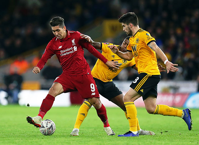 Liverpool (áo sẫm) sẽ gặp nhiều khó khăn trước hàng thủ chắc chắn của Wolves