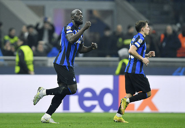 Lukaku ăn mừng bàn thắng duy nhất trận đấu giúp Inter có lợi thế trước trận lượt về