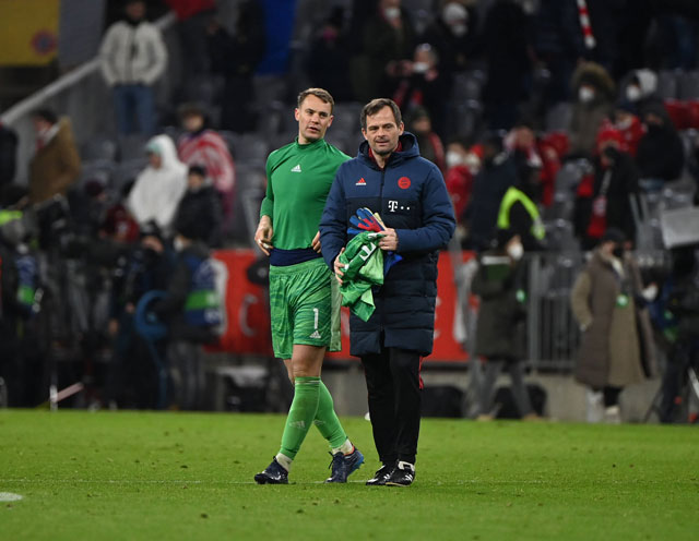 BLĐ Bayern rất không hài lòng khi Manuel Neuer chỉ trích quyết định sa thải HLV thủ môn Toni Tapalovic (phải)