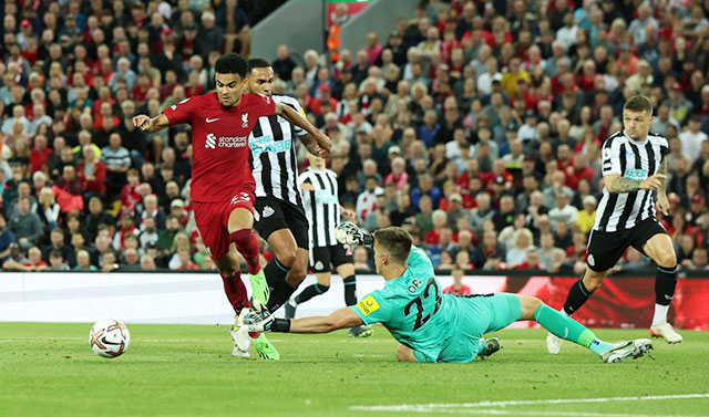 Đang lấy lại sự tự tin, đội khách Liverpool sẽ thắng Newcastle (áo sọc) đúng bằng tỷ số trận lượt đi