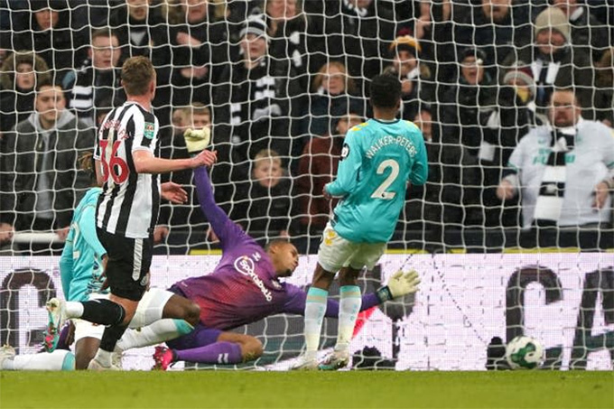 Longstaff là người hùng của Newcastle