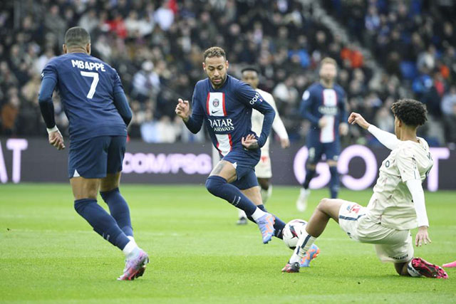 Neymar đã bỏ lỡ 104 trận cùng PSG Với chấn thương mới nhất và phải vắng mặt ít nhất 2 tuần, Neymar bỏ lỡ tổng cộng 104 trận trong màu áo PSG kể từ khi hạ cánh xuống sân Công viên các Hoàng tử Hè 2017. Trong giai đoạn này, chỉ có Juan Bernat bỏ lỡ nhiều trận như Neymar. Cụ thể, hậu vệ người Tây Ban Nha phải nghỉ tới 74 trận từ Hè 2019.