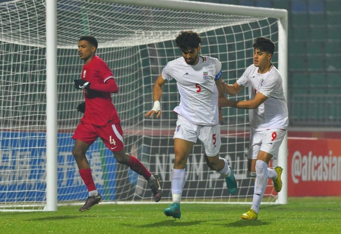 U20 Qatar (bìa trái) thua U20 Iran - Ảnh: AFC