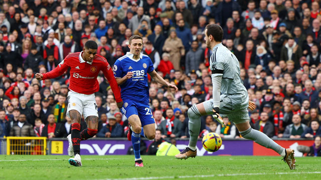 Rashford (trái) trong pha ghi bàn thứ hai của anh vào lưới Leicester đêm Chủ nhật