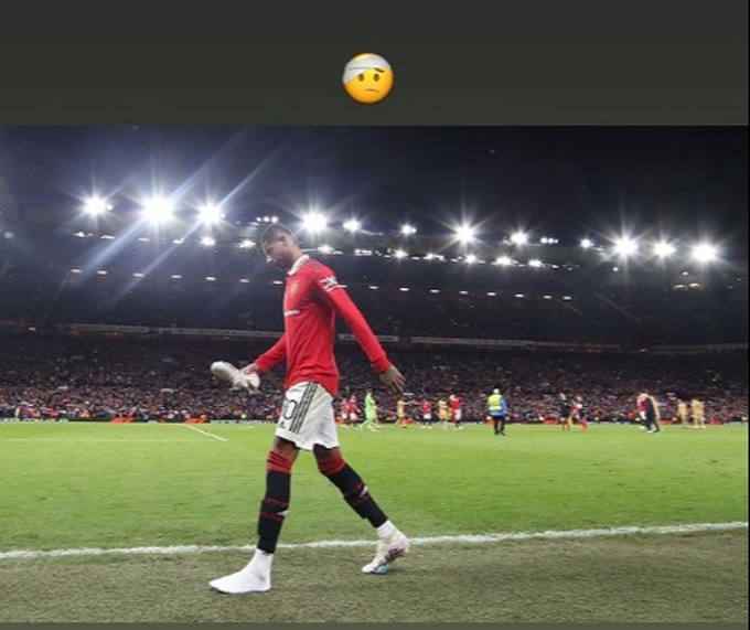 Rashford đăng hình cầm 1 chiếc giày cùng biểu tượng cảm xúc băng bó trên Instagram cá nhân