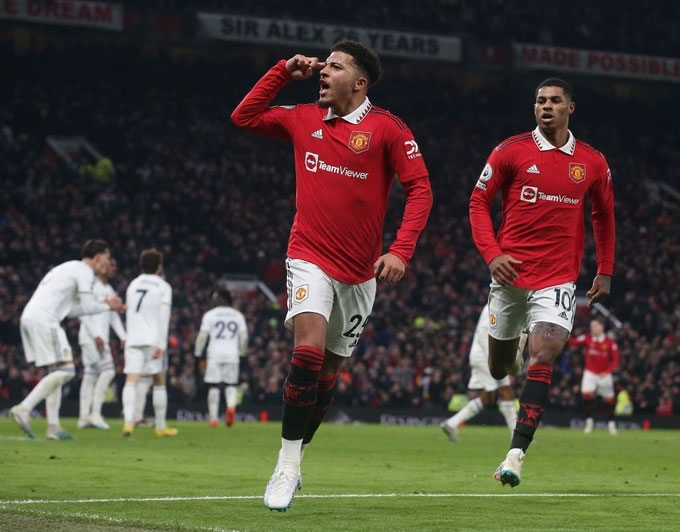 Sang hiệp 2, Ten Hag đã đẩy Rashford về cánh phải sở trường và tung Sancho vào sân để có được kết quả hòa