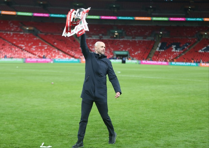 Ten Hag gặp sự cố hy hữu với cúp vô địch League Cup