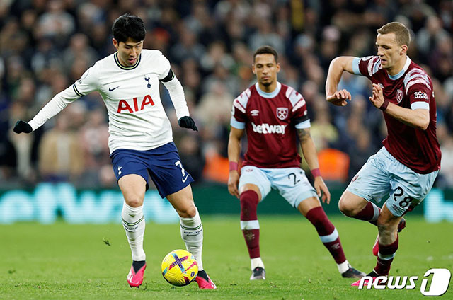 Bằng cách nào đó, Tottenham (trái) đã giành chiến thắng trước West Ham dù thi đấu khá nhạt nhòa