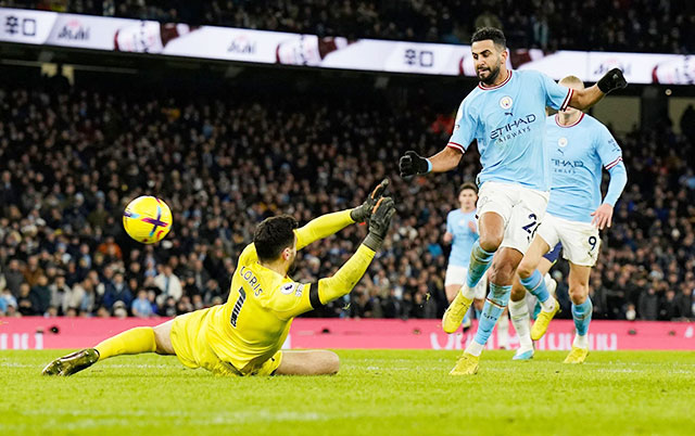 Mahrez (phải) ghi 2 bàn vào lưới Tottenham trong trận lượt đi hồi đầu năm