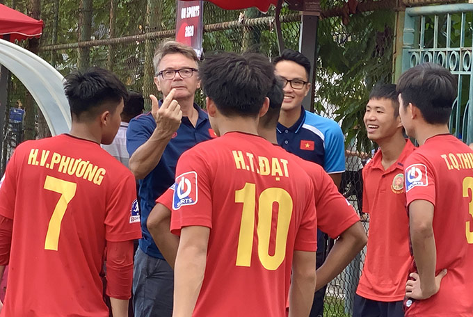 HLV Troussier từng có thời gian dẫn dắt U19 Việt Nam