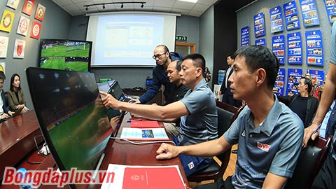 18 trọng tài V.League làm quen công nghệ VAR