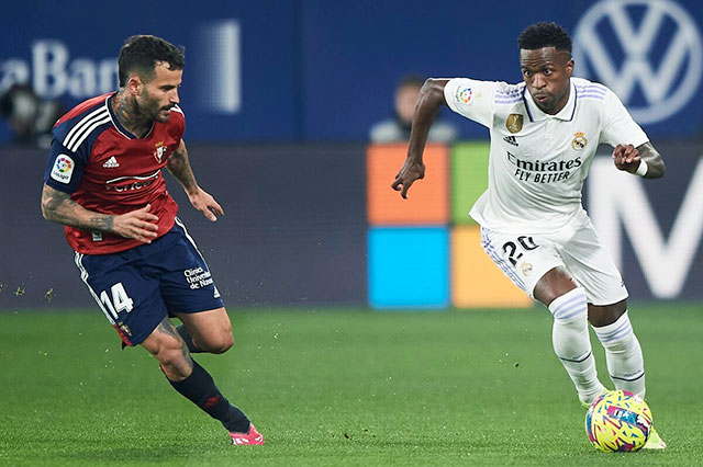 Vinicius (phải) gây nhiều khó khăn cho hàng thủ Osasuna nhờ tốc độ và kỹ thuật