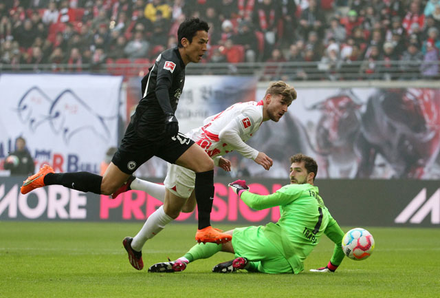 Dù có phần may mắn, nhưng tiền đạo Timo Werner (giữa) đã ghi bàn cho RB Leipzig sau một thời gian tịt ngòi