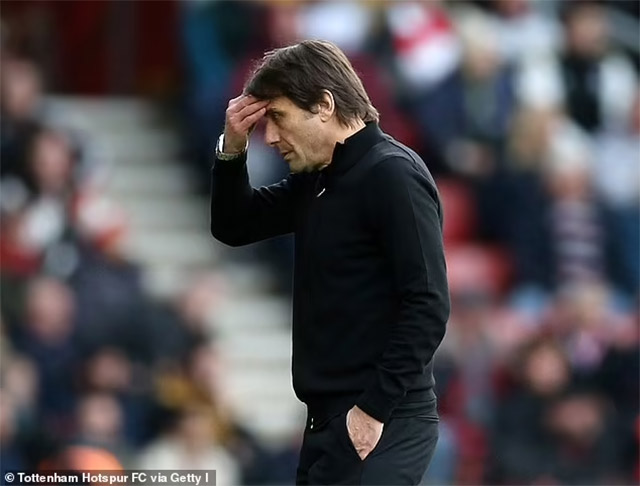 HLV Conte nhận ra chính sách tuyển dụng của Tottenham không phù hợp