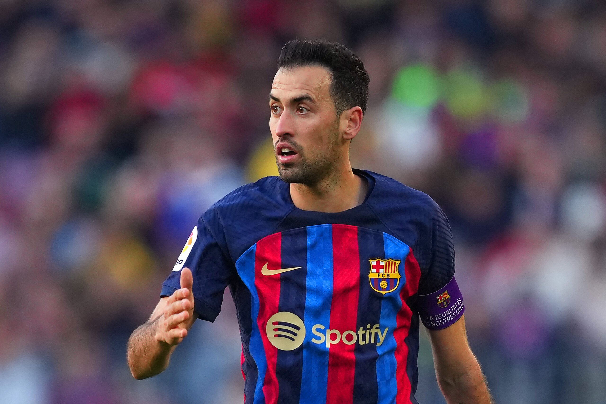 Busquets, người sẽ bước sang tuổi 35 vào tháng 7, đang là gánh nặng lương của Barca