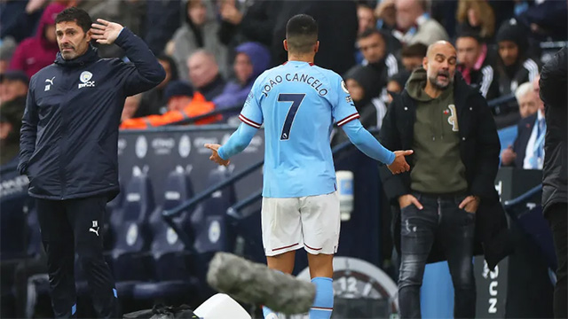 Cancelo từ trò cưng dần bị Pep xa lánh