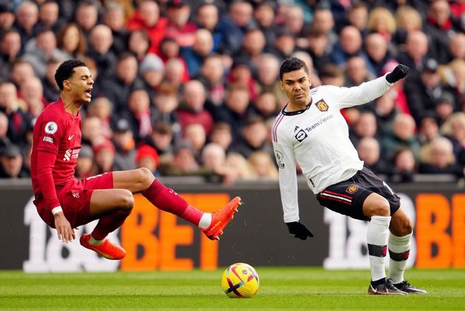 Casemiro (phải) của MU đã có trận đấu đáng quên trước Liverpool