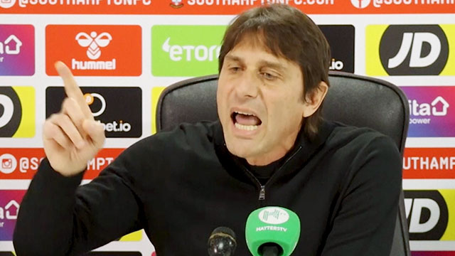 HLV Antonio Conte dành một khoảng thời gian dài trong phòng họp báo sau trận gặp Everton để chỉ trích cả CLB Tottenham