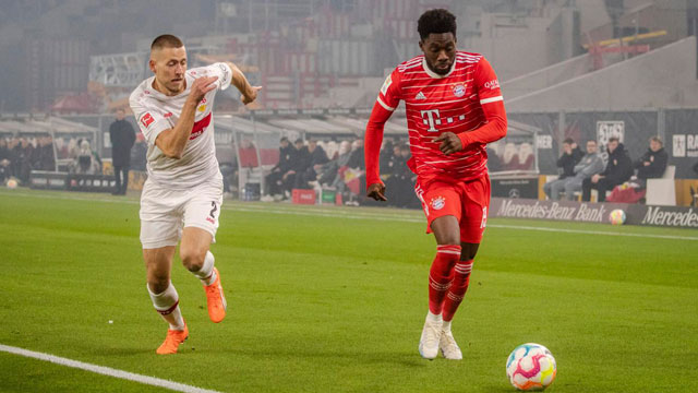 Alphonso Davies (phải) trong trận đấu thứ 100 khoác áo Bayern Munich khi mới 22 tuổi 4 tháng