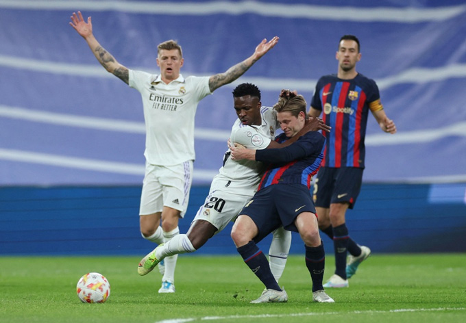 Vinicius phải phạm lỗi mới ngăn được De Jong ở trận El Clasico giữa Real vs Barca