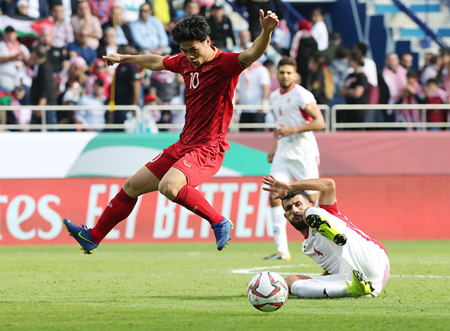 Lebanon khó lòng vượt mặt ĐT Việt Nam (áo sẫm) trên BXH FIFA vào tháng 4 tới - Ảnh: MINH TUẤN