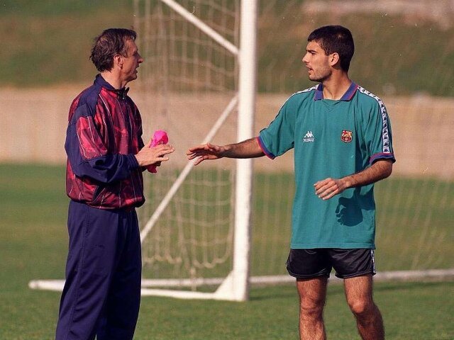 Pep Guardiola từng bị HLV Johan Cruyff mắng vì chỉ đá 'một que'