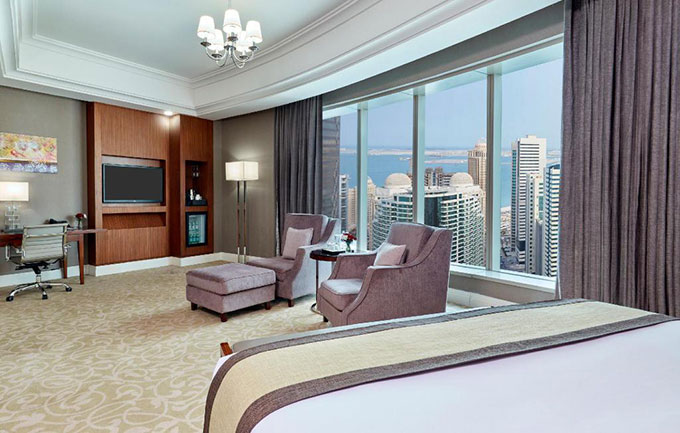 Phòng ốc tại Crowne Plaza Doha West Bay rộng rãi và có view đẹp