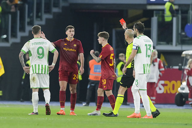 Kumbulla nhận thẻ đỏ trong trận Roma thua Sassuolo hôm 13/3